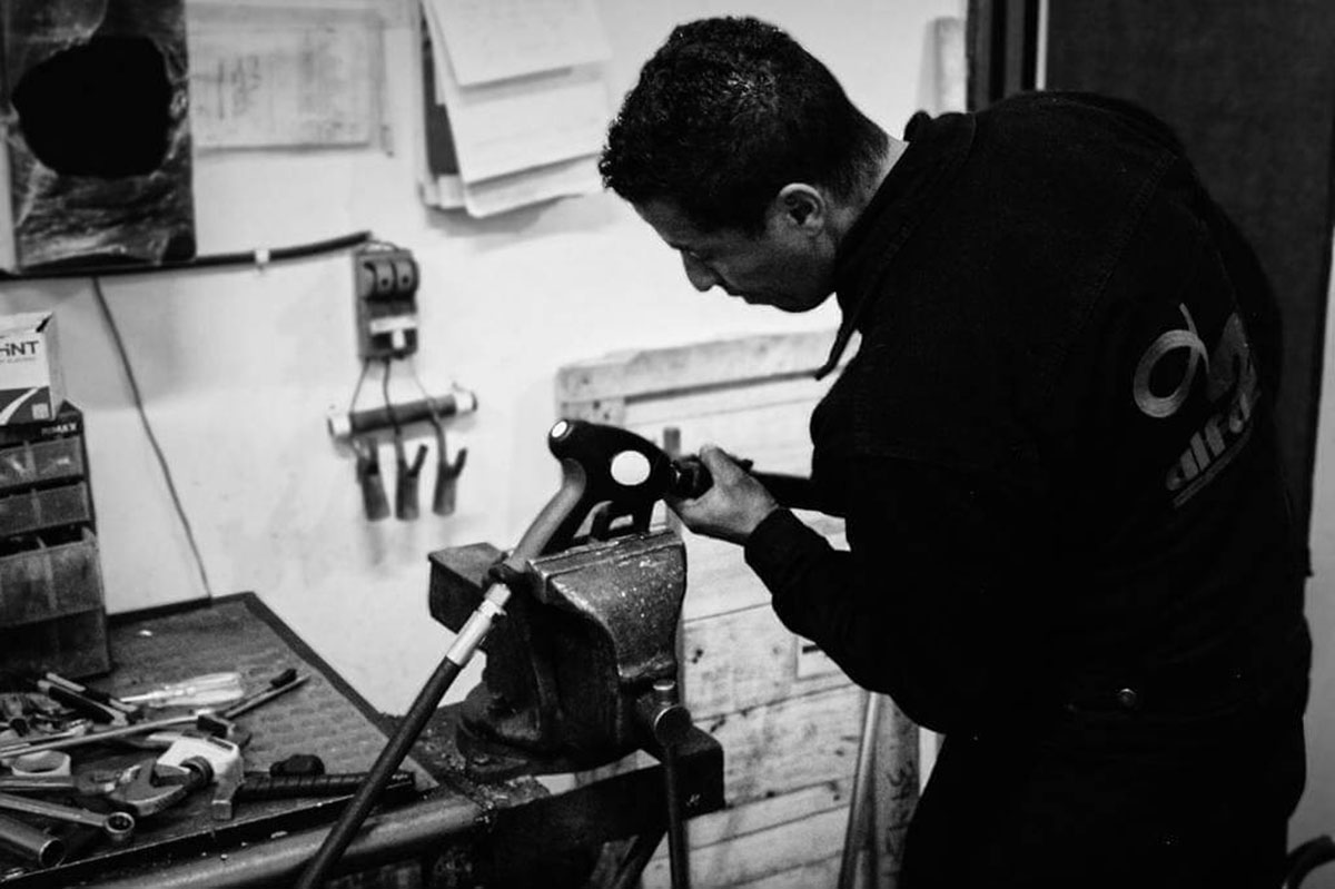Técnico ensamblando pistola de alta presión para hidrolavadora industrial