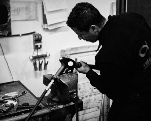 Técnico ensamblando la pistola de alta presión de una hidrolavadora industrial Alfa2